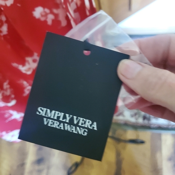 Simply Vera Vera Wang Yoke Front Shell Sleeveless Red & White Floral Sz L Tunic - Picture 4 of 11